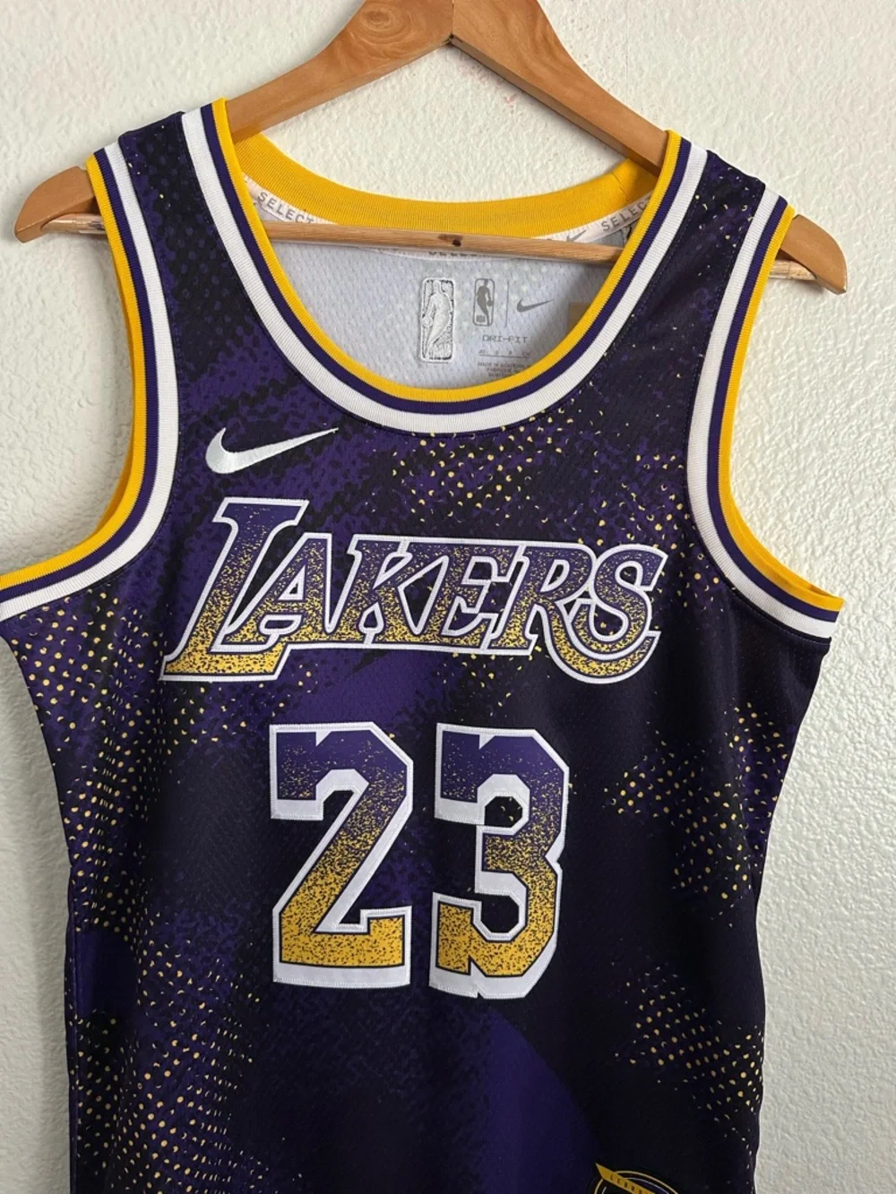 Los Angeles Lakers LeBron James Nike Jersey Select Series Showtime Size 40 Small
